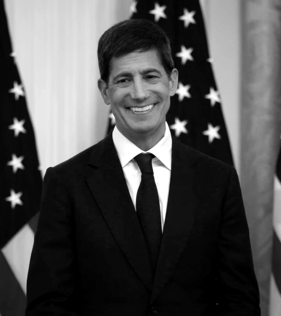 Kevin Warsh at a lectern in the White House